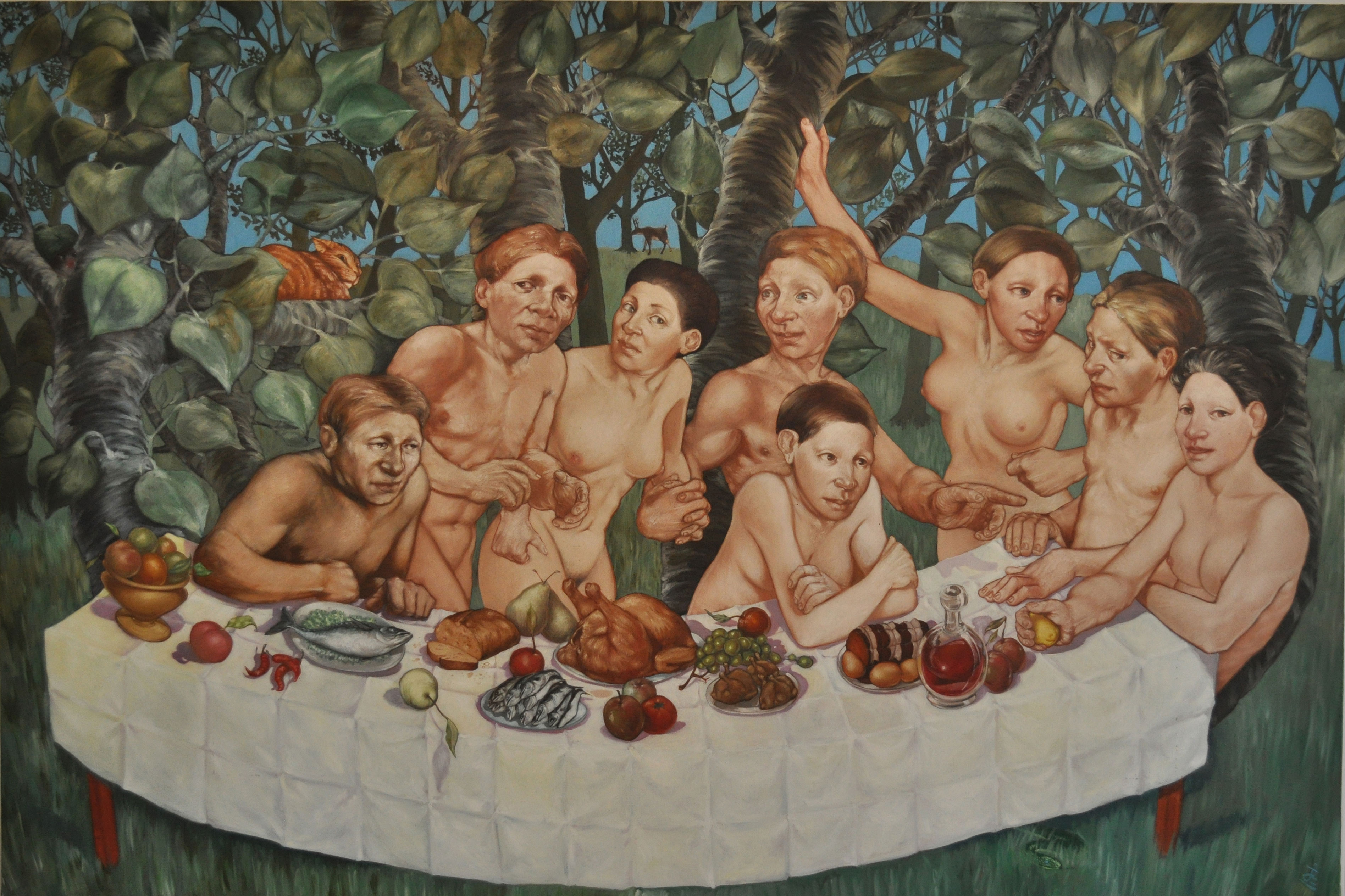 La scène se situe dans un bois d'arbres trapus à grandes feuilles rondes. Une grande table traverse le bas du tableau, recouverte d'une nappe quadrillée de plis. La table est incurvée vers le bas, par un effet de perspective, comme dans le reflet d'un miroir bombé. Des mets sont posés sur la table, poissons, un poulet, un rôti bardé, des cailles, du vin dans une carafe et des fruits. Derrière la table, huit personnages, quatre hommes et quatre femmes, partagés en deux hommes et deux femmes assis et autant debouts. Ils se regardent les uns les autres sauf la femme assis la plus à droite qui regarde le spectateur en serrant un citron dans sa main. La proximité des personnages ne masque aucune des seize mains qui, toutes différentes, créent une agitation sur l'ensemble du tabelau. La chair est exprimée par des blancs et des ocres clairs fondus dans de l'ocre brune qui dessine les corps. On réalise peu à peu que les femmes se ressemblent entre elles, de même que les hommes, non pas comme des frères et soeurs mais comme si c'était le même coiple à des instants différents d'un déplacement de gauche à droite. Au pied de la table, une couleuvre aux yeux bleus rampe dans l'herbe. En haut à gauche, sur une branche, un gros chat roux somnole, un oeil entrouvert. Au loin, tout au fond du bois, un cerf mange l'écorce d'un tronc.