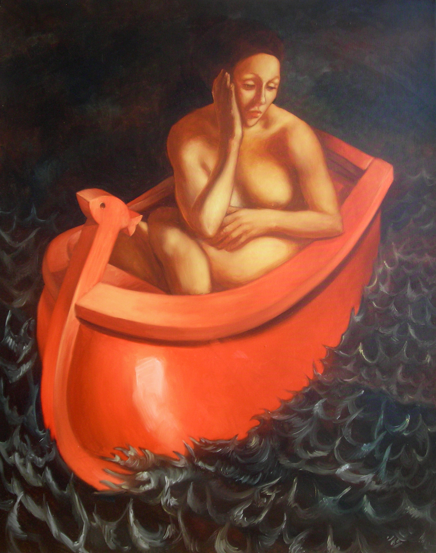 Une femme nue dans une très petite barque rouge. Elle est assise un peu de travers, posant sa tête dans sa main appuyée sur son genou. Elle regarde dans le vide, vers le bas.. La proue de la barque est ornée de la sculpture d'un poisson stylisé. La mer est faite de petites vagues vert foncé pointues qui tendent vers le ciel noir.