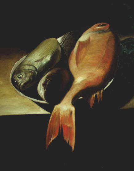 Remplissant complètement une assiette, deux poissons gris verdâtre orientés vers le spectateur à côté d'une grande sébaste rouge orientée vers le haut du tableau et dont la queue grasse pend hors de l'assiette, sur un fond très noir.