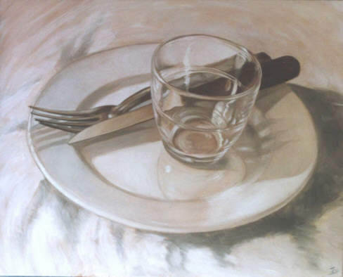 Dans une assiette, sur une table avec une nappe blanche fripée, un couteau, une fourchette posés en travers, et un verre de cantine, modèle Gigogne. Une lumière ocrée et faible éclaire la scène. Les couverts se voient très déformés à travers le verre.