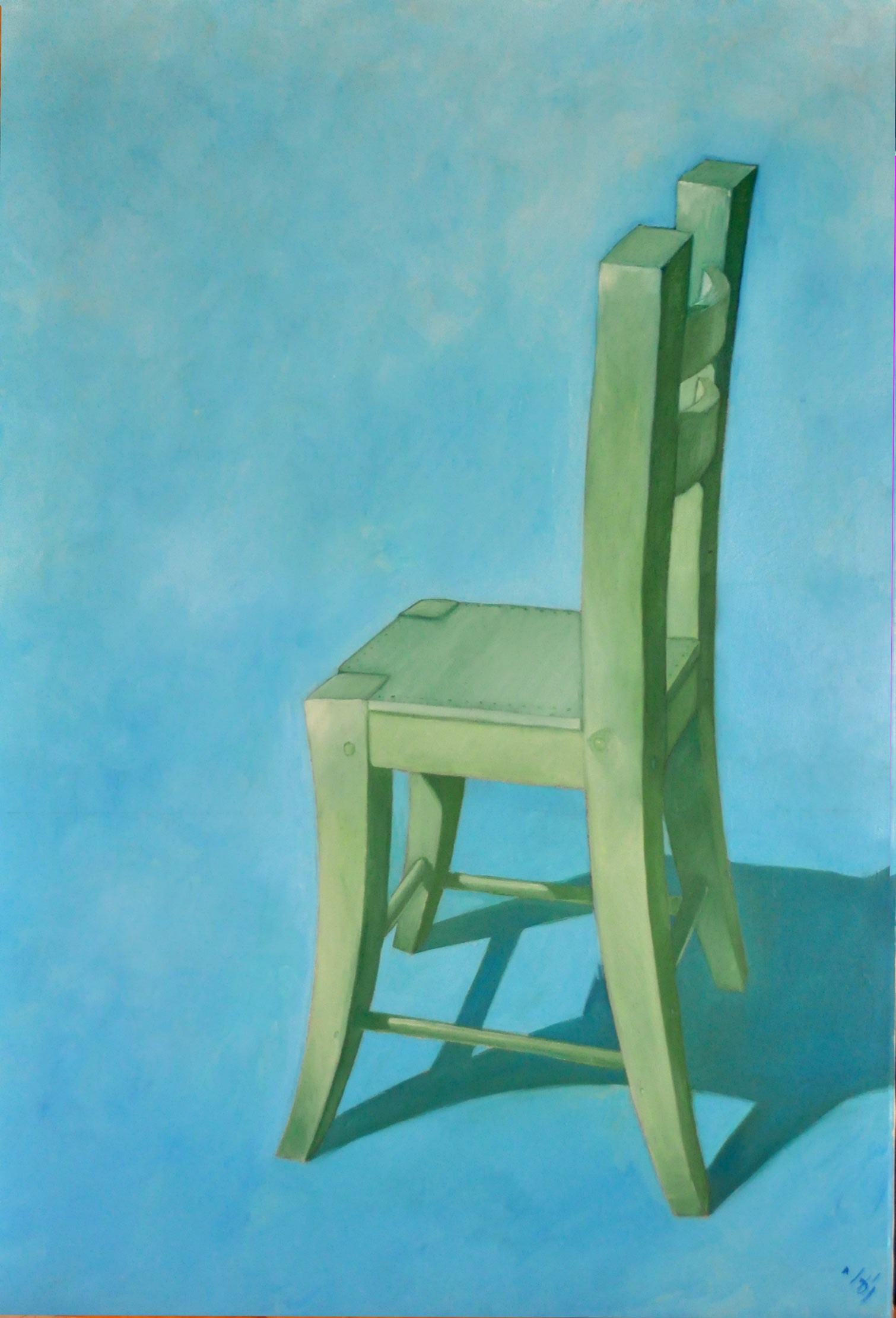 Une chaise verte sur fond bleu. Au sol, l'ombre portée redessine la chaise.