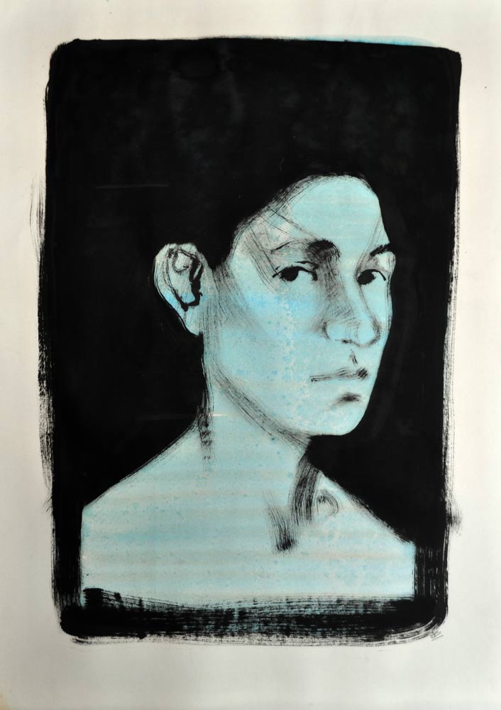 Portrait de femme bleue sur fond noir.