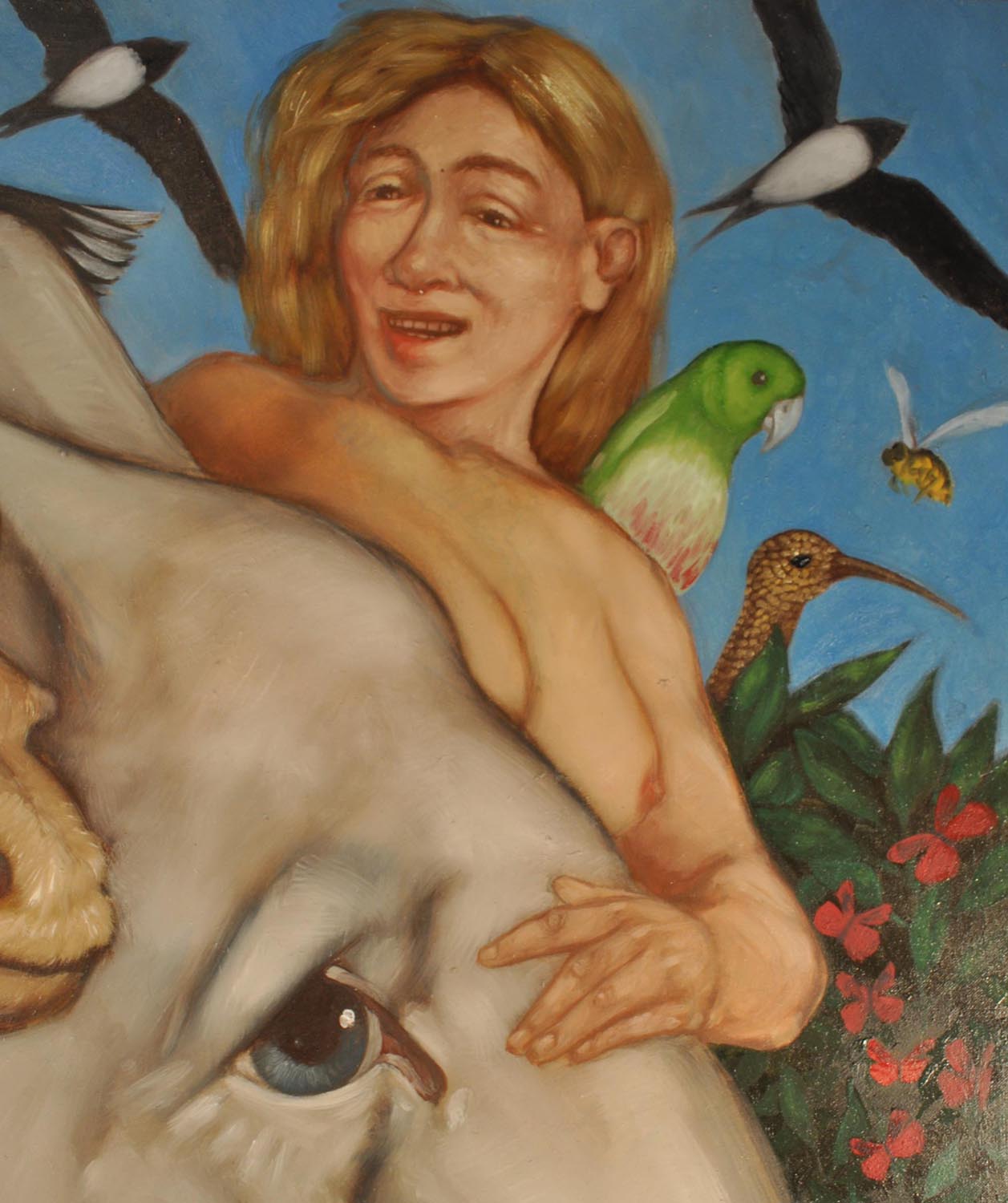 Détail de la femme, le visage défromé par le rire. Un perroquet vert sur l'épaule, des martinets et un frelon dans le ciel. Un sein rond et rose dépasse du front de l'éléphant sur lequel elle pose la main.