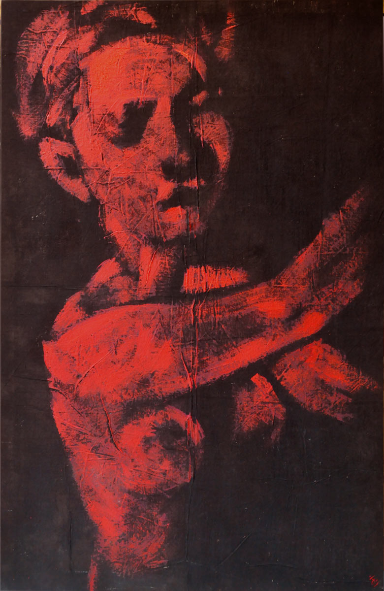 Une femme lève les bras, elle est peinte en larges touches de rouge sur noir.