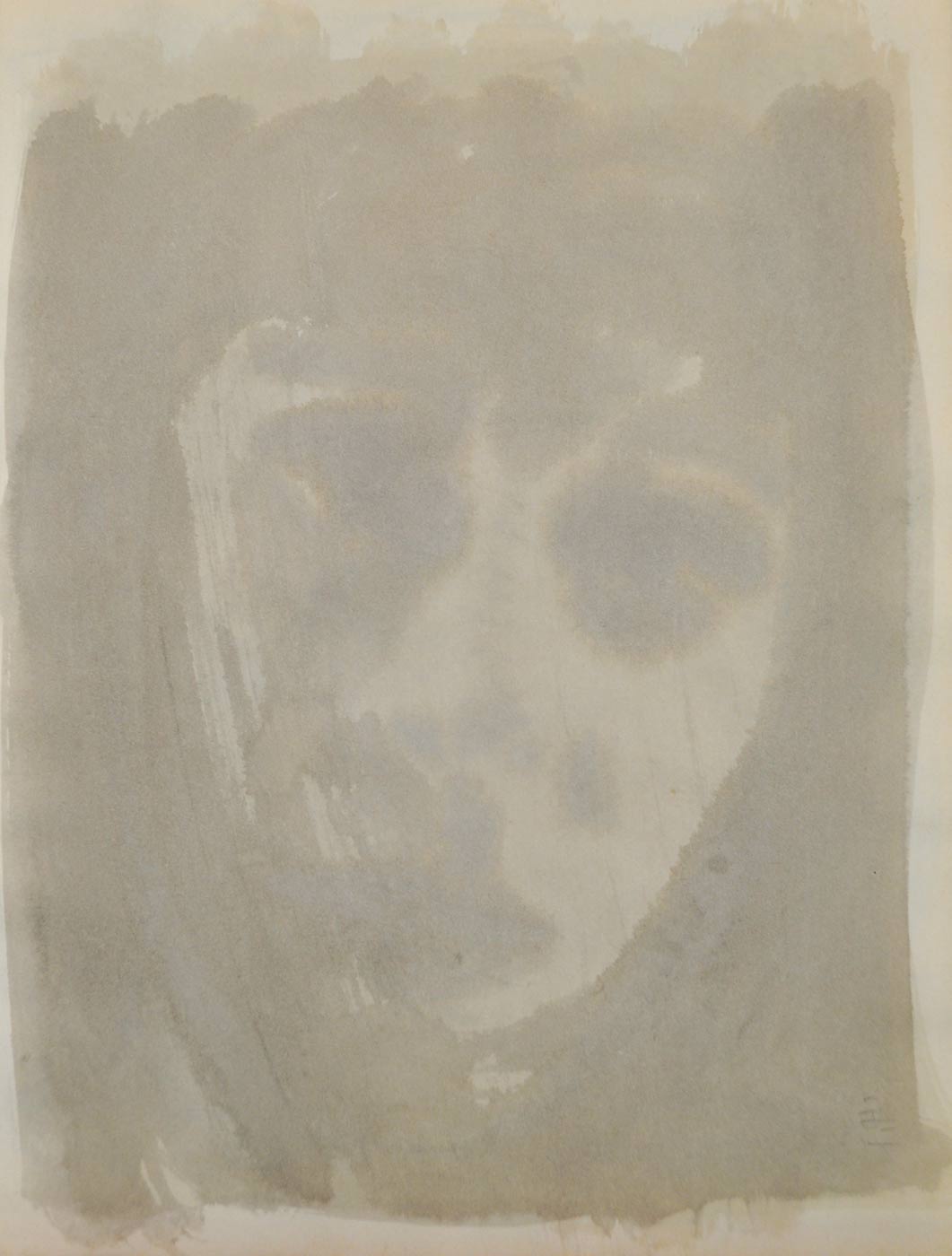 Le visage de face, un peu penché, uniquement exprimé par le blanc du papier évité par de grandes tâches fondues de gris léger.