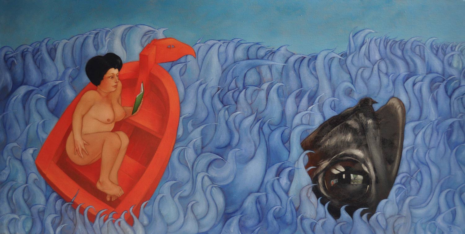 Une femme lit dans une barque, sur une mer bleue agitée.