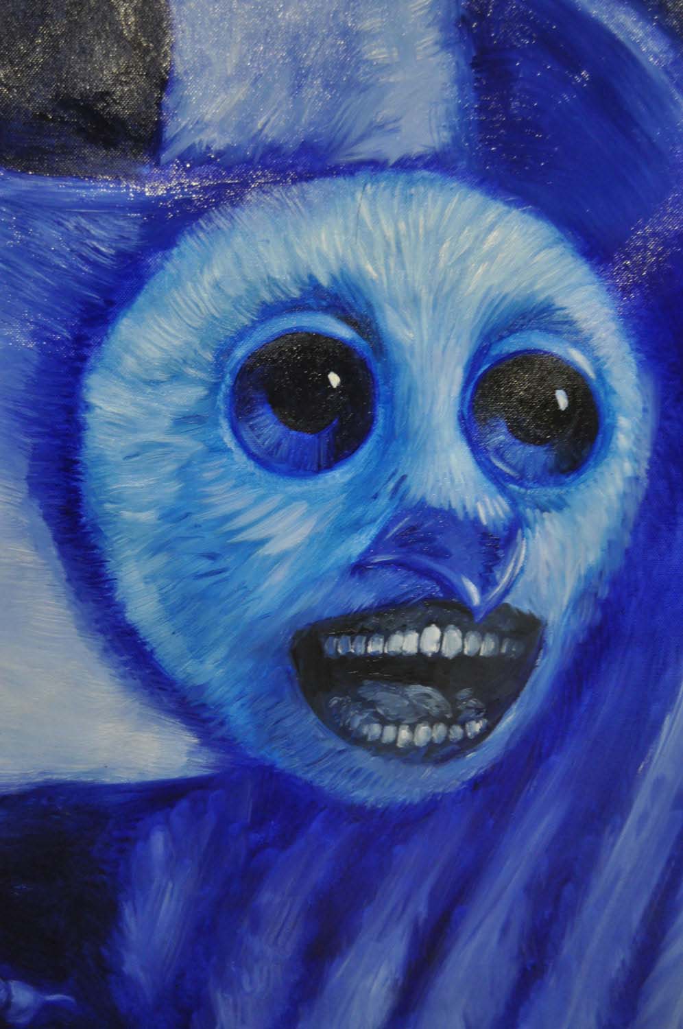 Détail du visage-masque de la chouette, d'un bleu plus léger et acidulé que le reste du tableau. Ses yeux sont ronds, envahissants et regardent hors du tabelau. La bouche ouverte, presque noire, semble crier.
