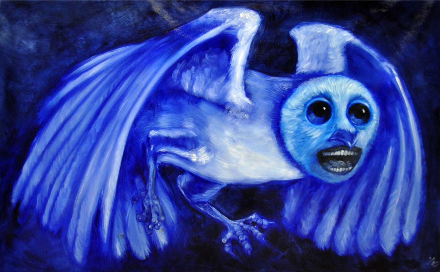 Dans un ciel bleu très foncé, une chouette bleue en vol, les ailes comme repliées au-dessus de son corps. Son visage est délimité comme un masque et sous son bec, une bouche s'ouvre comme dans un cri, maissant voir des dents et une langue. Le tableau est peint à larges touches de bleu, de blanc et d'outremer très foncé.