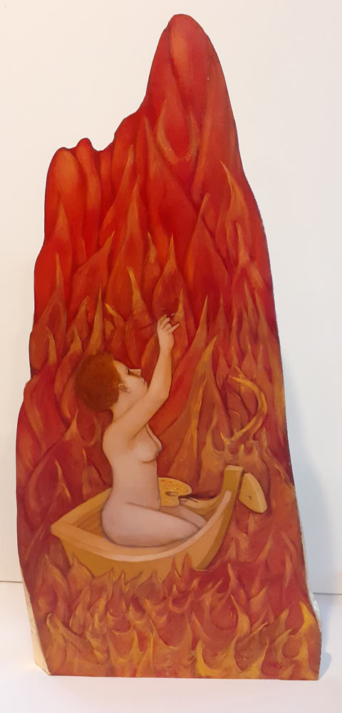 Dans une barque, une femme nue est en train de peindre de grandes flammes qui l'entourent.