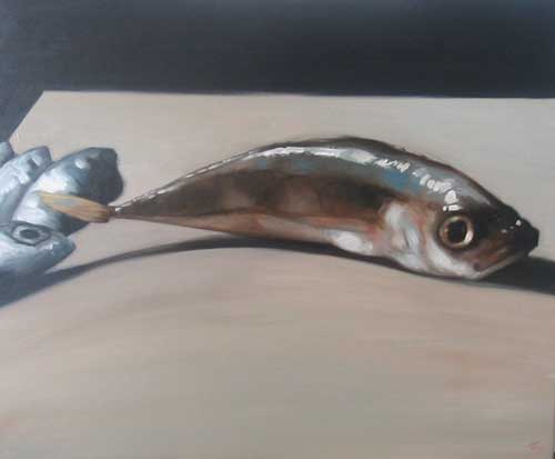 Une sardine posée sur le ventre sur une table ocre pâle, légèrement arquée, les flancs ocre et brun et le dos bleu métallique. L'oeil doré. Sur le côté gauche apparaissent quelques têtes d'autres sardines, couchées. En haut, un bandeau noir marque le bord de la table.