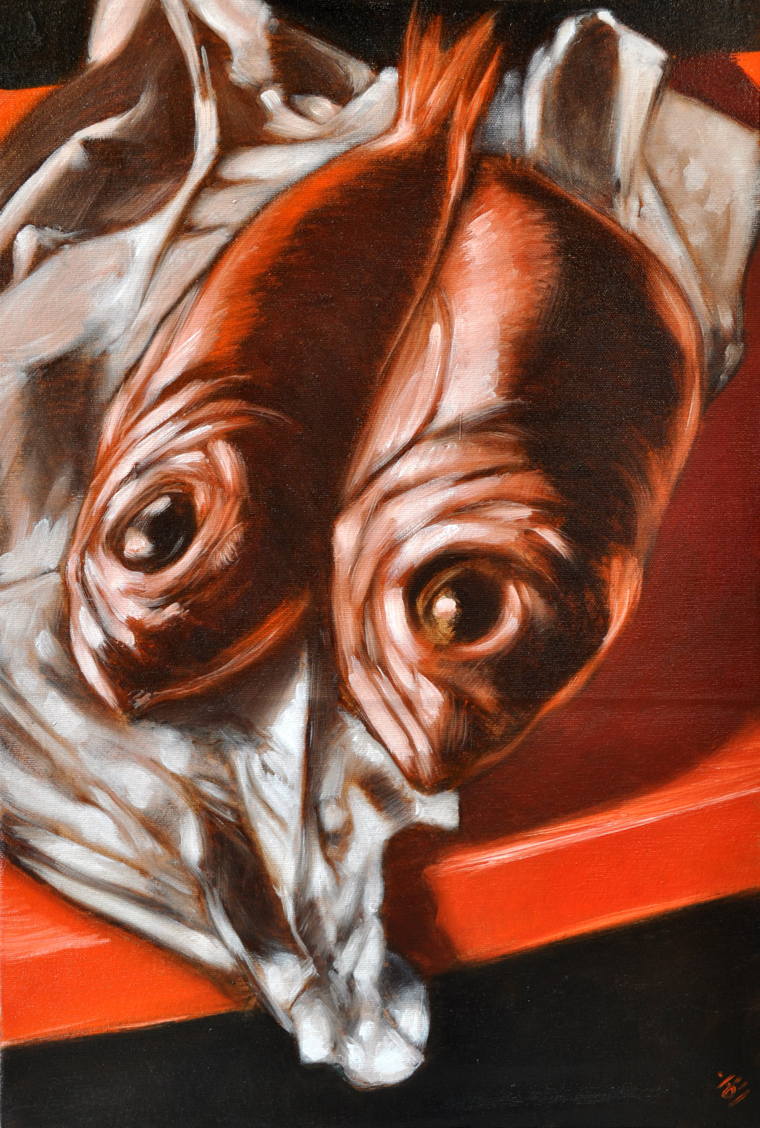 Deux poissons présentés la tête vers le bas du tableau dans un papier blanc froissé. La dominante du tableau est rouge, comme le coin de table sur laquelle ils sont posés.