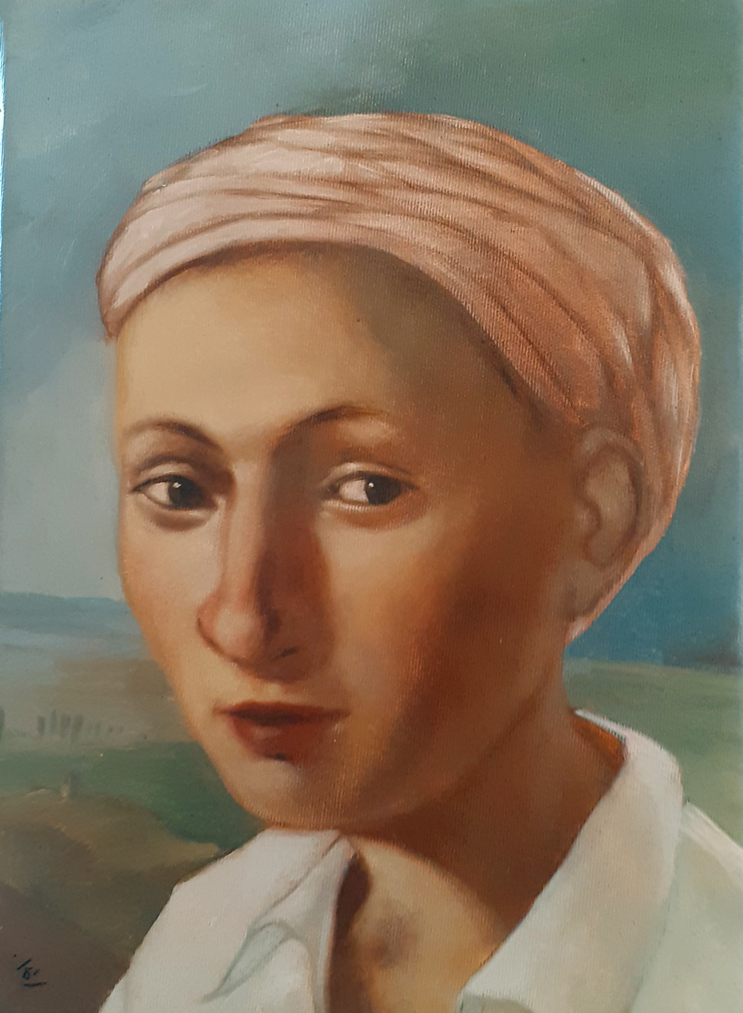 Un visage de femme, coiffée d'un turban noué.