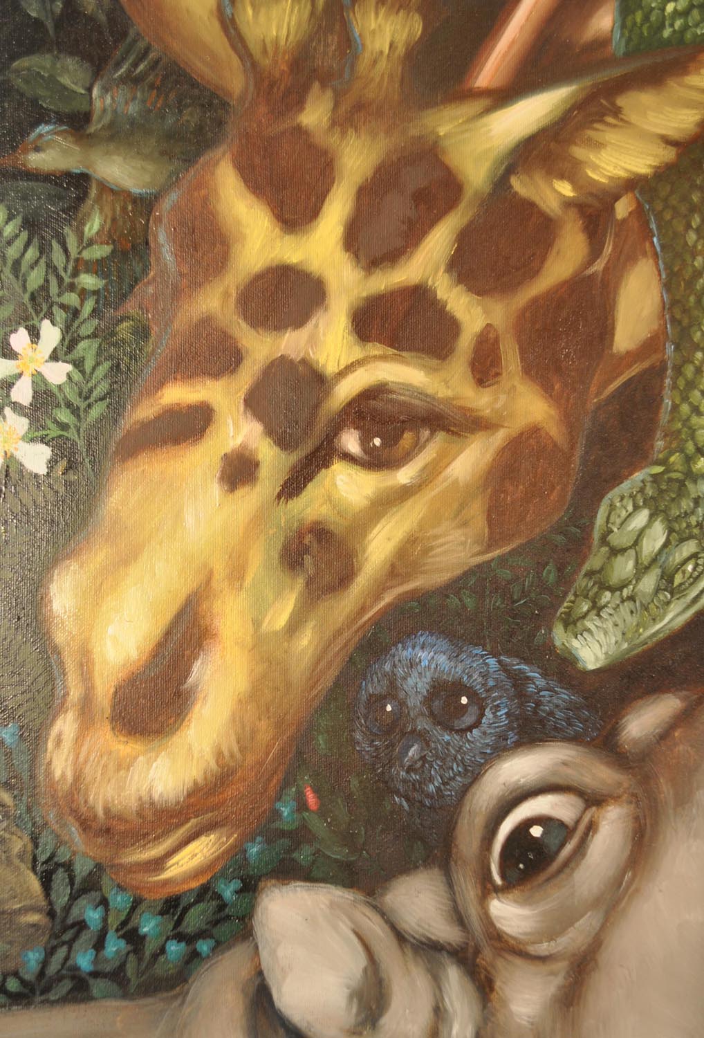 La tête de la girafe, jaune tachée de brun, tendue vers le bas. Ses yeux sont grands, ourlés de longs cils. Un serpent s'enroule autour de son cou, pointant son museau vers une chouette bleue posée sur le front de l'hipopotame, aussi grosse que l'oeil de ce dernier. Dans le feuillage piqué de felurs d'églantier et de véronique, un singe est héberlué et un geai s'enfuit. Un très petit point rouge attire l'attention : c'est une lave de doryphore crapahutant sur une feuille.