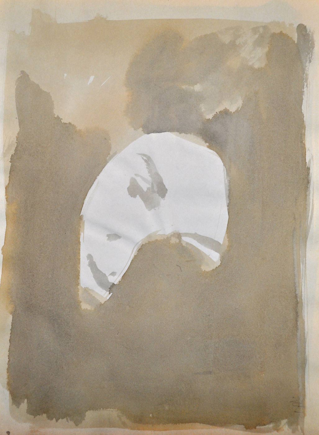 Des masses brunes dessinent le visage penché, comme appuyé sur un coussin, et quelques traits forment un sourire.<br/>