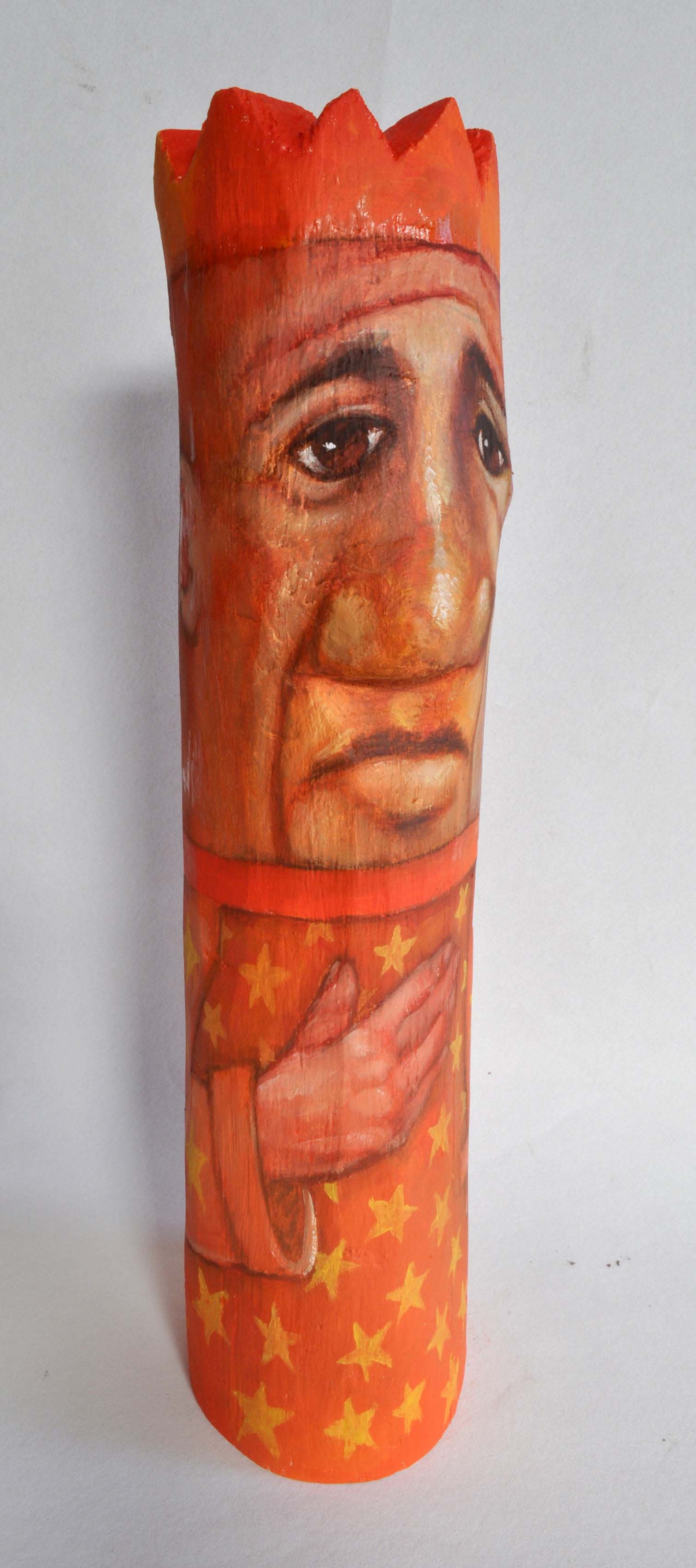 Peint sur une bûche de chêne, dans des tons rouge vifs, un roi. Le visage occupe presque la moitié de la hauteur, triste, avec un gros nez. Il porte une main sur son coeur. Sa tunique est constellée d'étoiles oranges. Les seules parties sculptées sont le dessous de son nez et les pointes de sa couronne.